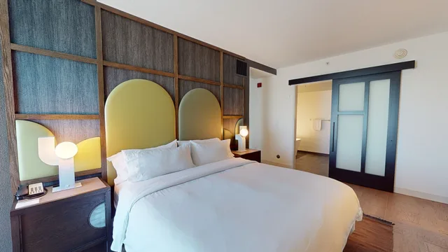 غرفة بريميوم بسرير كينج، Renaissance Phoenix Glendale Hotel And Spa 3/8