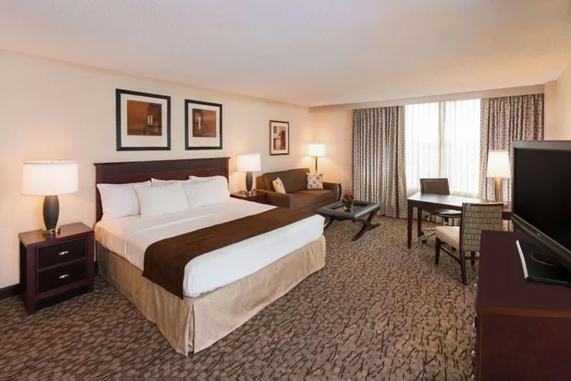 غرفة تنفيذية ركنية بسرير كينج مع أريكة، Doubletree By Hilton Hotel Lafayette 1/2