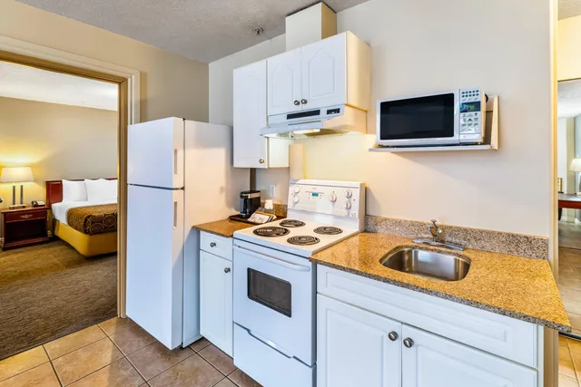 Efficiency, Suite, 1 King and 2 Double Beds، Econo Lodge Inn & Suites High Level, AB 3/3