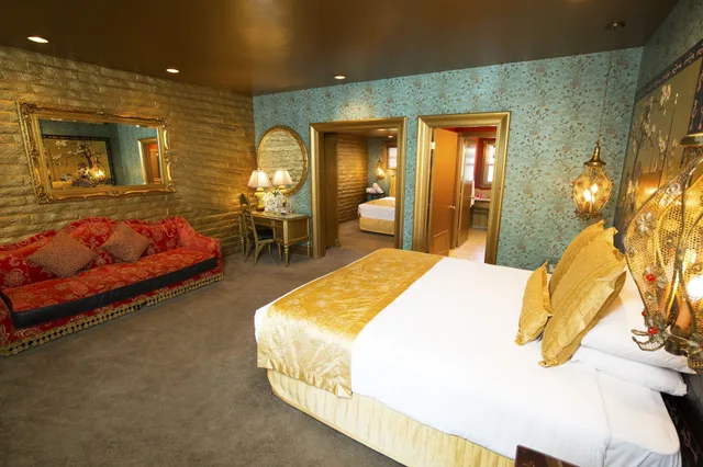 Fantasy, King Bed، Madonna Inn 1/3