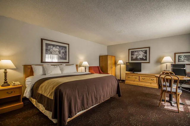 Upgrade, Efficiency, Suite, King and Double Bed، Comfort Inn Fond Du Lac 2/3