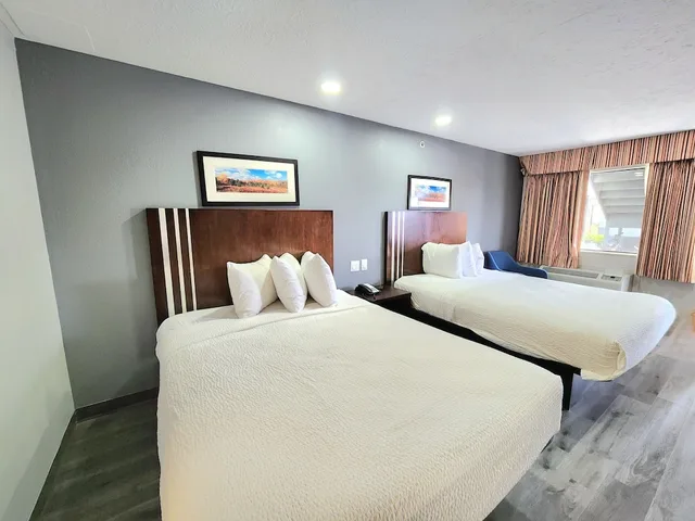 غرفة قياسية بسريرين كوين، Days Inn & Suites by Wyndham Winnie 3/7