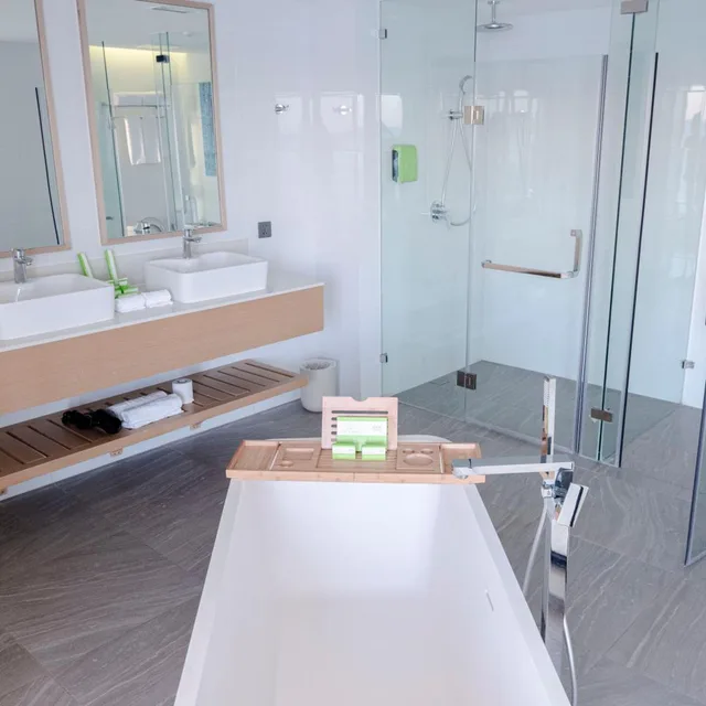 Premier King Bayview Suite، Lime Resort Manila 2/3