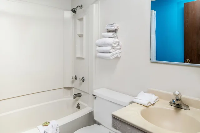 غرفة بسرير كينج، Super 8 By Wyndham Lincoln West 8/10