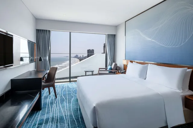 غرفة بسرير كينج بإطلالة على الشاطئ بشرفة بإطلالة جزئية على البحر، Hilton Garden Inn Da Nang 2/3