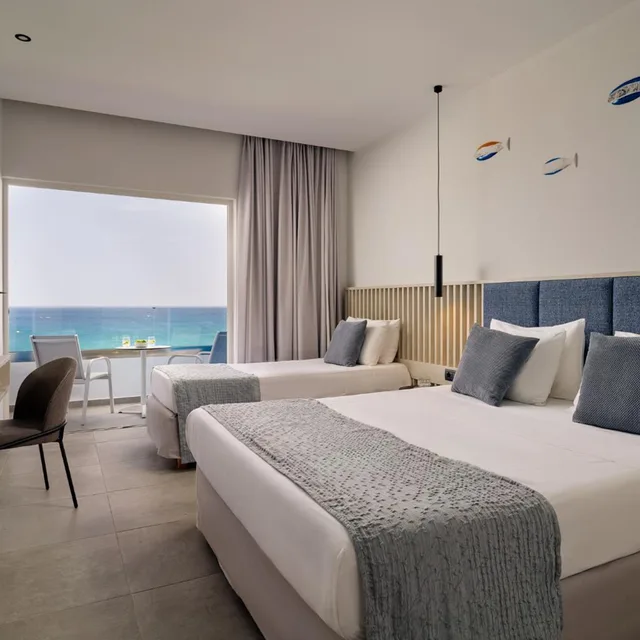 غرفة سوبيريور بإطلالة على البحر، Blue Sea Beach Resort 1/5