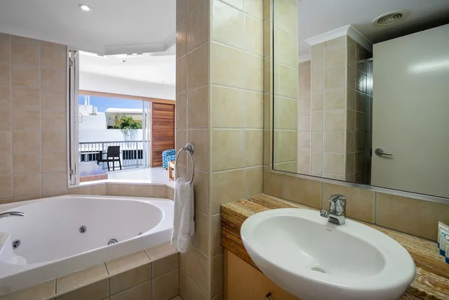 2 Bedroom Rooftop Poolside Tower، Rolling Surf Resort 9/9