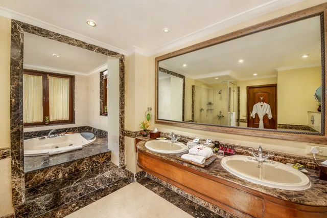 4 Bedrooms, Villa, 4 King Beds, The Lalit Golf And Spa Resort Goa 2/2