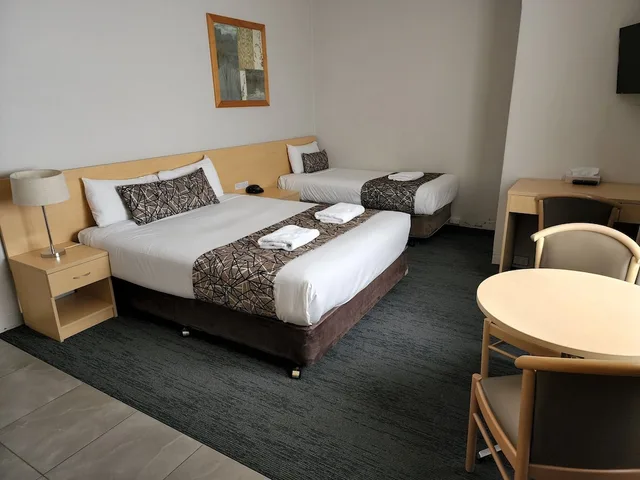 غرفة أساسية بسرير كوين وسرير فردي، BATHURST MOTOR INN 3/4