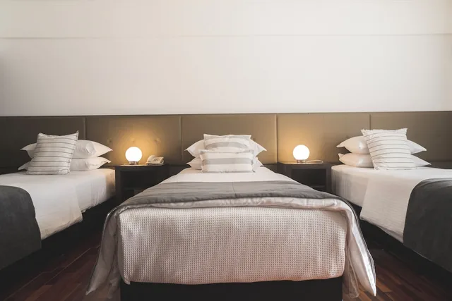 غرفة سوبيريور ثلاثية بسرير كينج وسرير فردي، HOTEL TOLOSA 9/10