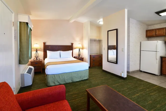 غرفة بسرير كوين بمطبخ، Lamplighter Inn Suites At Sdsu 1/4