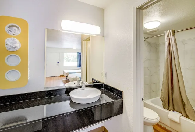 غرفة قياسية بسرير كينج، Motel6 Waco, TX - Lacy Lakeview 7/10