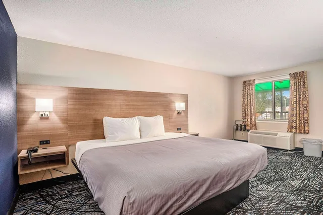 غرفة قياسية بسرير كينج، Rodeway Inn Grand Haven - Mi 4/7