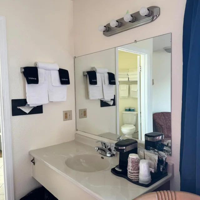 غرفة قياسية ثلاثية، Bayview Inn 8/8