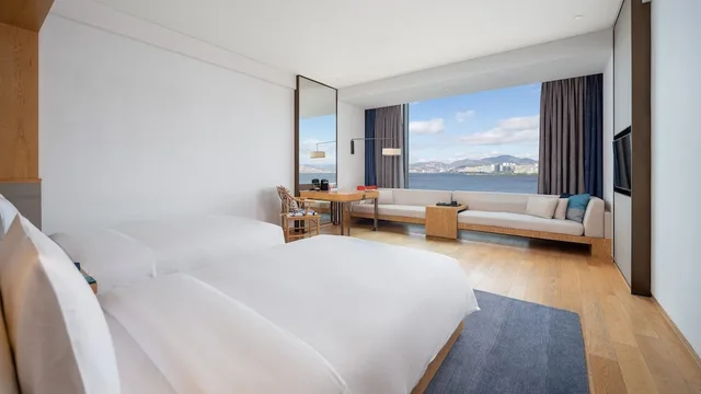 غرفة قياسية بسريرين مزدوجين بإطلالة على البحيرة، HOTEL INDIGO DALI ERHAI 1/8