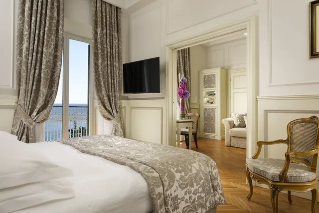 جناح حصري بسريرين منفصلين وسرير كوين بإطلالة على البحر بشرفة، Royal Hotel Sanremo 3/5