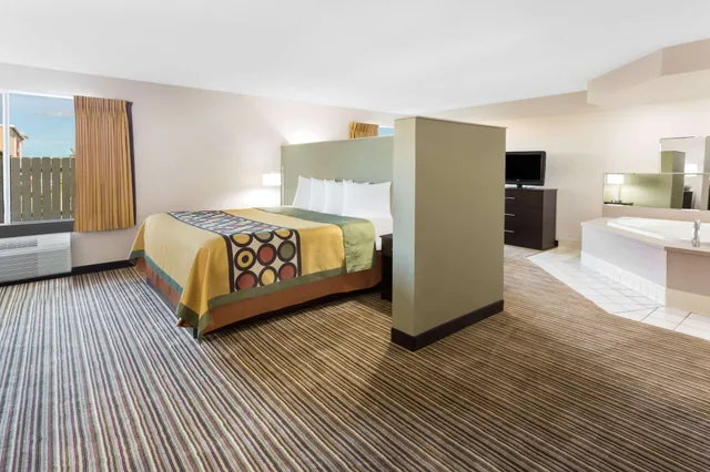 جناح استوديو بسرير كينج، Super 8 By Wyndham Madison South 1/4