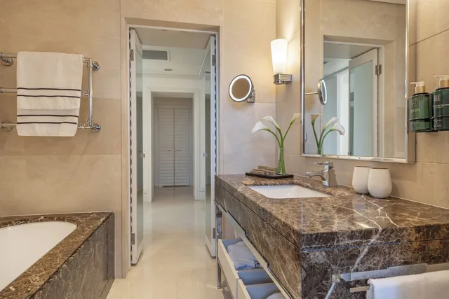 Presidential, Suite, King Bed, Terrace, Melia Genova 7/10