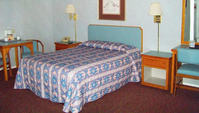 غرفة بسرير كوين بمطبخ صغير، Blue Mist Motel Florence By Magnuson Worldwide 1/1
