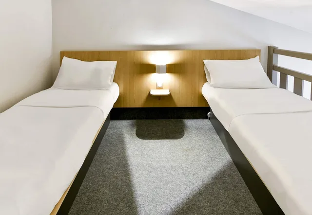 غرفة رباعية بسرير مزدوج وسريرين منفصلين، B&B Hotel Toulouse Cite de l'Espace Mouchotte 1/4