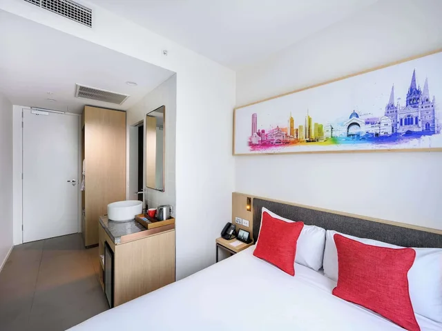 Compact, Queen Bed، Ibis Melbourne Central 2/7