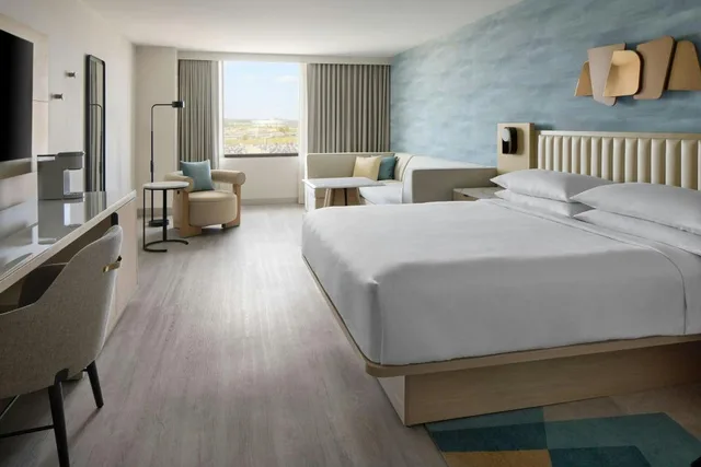 غرفة كلوب كبيرة بسرير كينج مع أريكة مع دخول صالة النادي، Toronto Airport Marriott 2/6