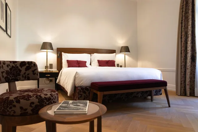 جناح جونيور بسرير كوين، Bellevue Palace 1/2