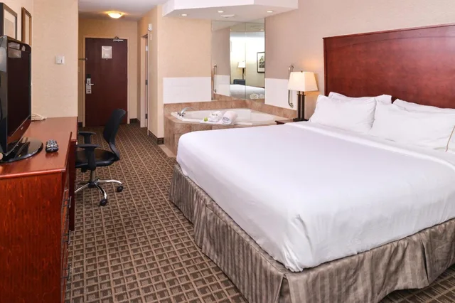 جناح بسرير كينج بجاكوزي، Holiday Inn Express And Suites Edmonton North 2/5