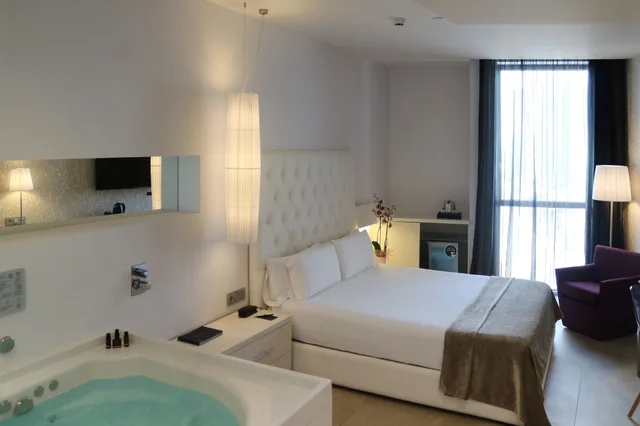 Suite, King Bed, Hot Tub, Sb Plaza Europa 5/10