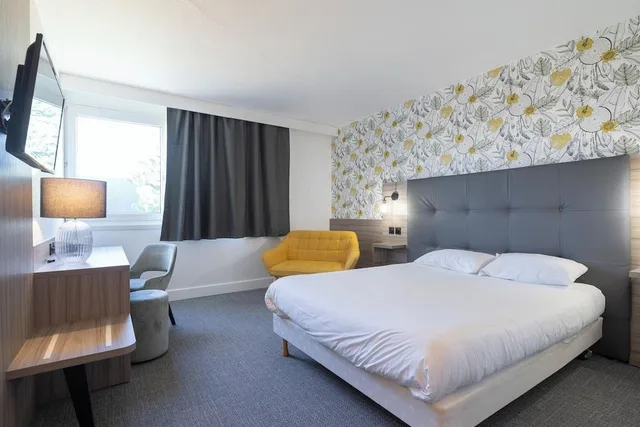 غرفة بريميوم بسرير مزدوج بإطلالة على المسبح، The Originals Boutique Hotel Beausejour Poitiers Nord Futuroscope 1/1