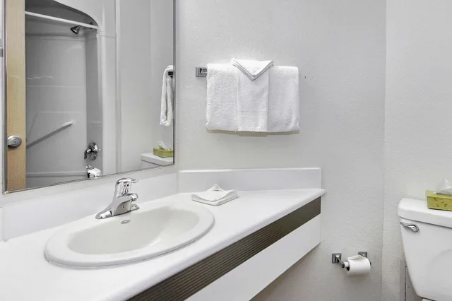 Room, Queen Bed, Motel6 Peterborough, ON 6/7