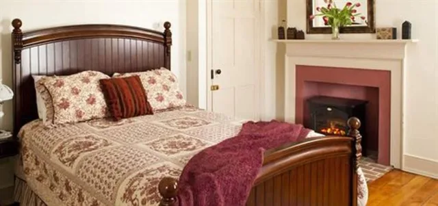 جناح بسرير كوين، Brickhouse Inn 1/1