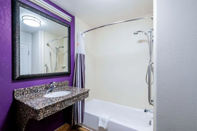 جناح جونيور بسرير كينج مع أريكة، La Quinta Inn & Suites by Wyndham DFW Airport West - Bedford 2/2