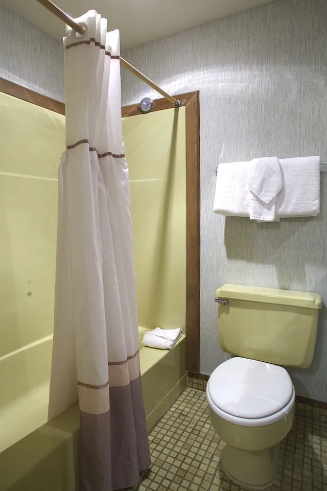 غرفة بسرير كينج بإطلالة جزئية على البحر، Hi Tide Oceanfront Inn 6/6