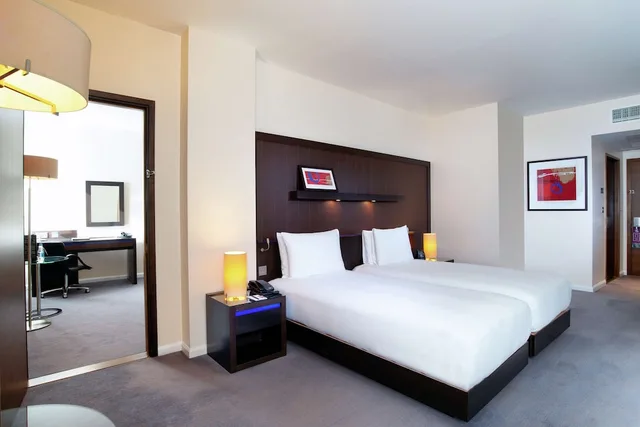 2 Bedrooms, Connecting, Family, 2 Double Beds, Hilton London Canary Wharf 2/10