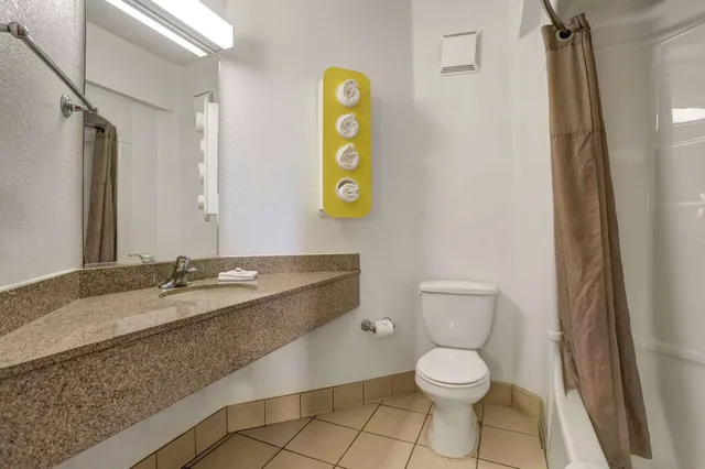 غرفة قياسية بسرير كوين للمدخنين، Howard Johnson by Wyndham Lemoore 3/3
