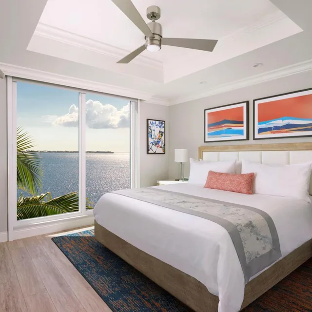 جناح بسرير كينج بإطلالة على المرفأ بغرفة نوم واحدة، Sunsuites Villas at Sunseeker Resort, Curio by Hilton 1/2