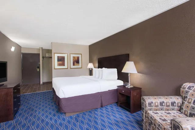 غرفة بسرير كينج، Ramada by Wyndham Allentown/Bethlehem 3/4