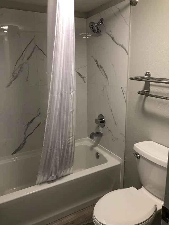 غرفة بريميوم بسريرين مزدوجين، All Seasons Inn & Suites 5/6