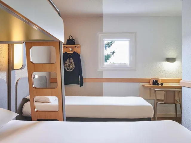 غرفة عائلية بسرير مزدوج وسريرين منفصلين، Ibis Budget Versailles Chateau Saint Cyr 4/4
