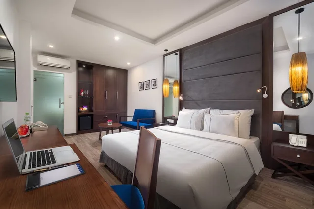 Junior Suite, Queen Bed, City View, Hanoi Bonsella Hotel 2/5