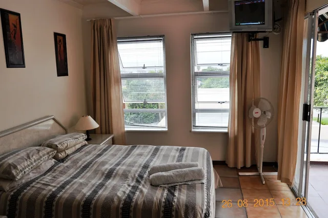 غرفة بسرير مزدوج وسرير بطابقين، Amakaya Backpackers 1/3