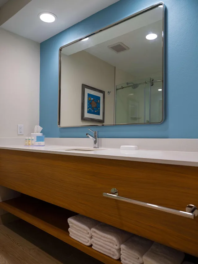 جناح، Hampton Inn Suites San Juan 1/1