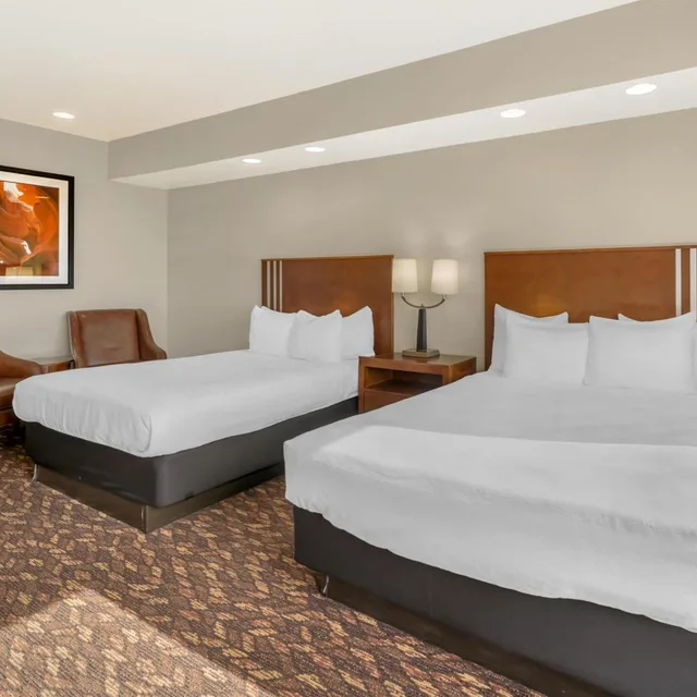 Room, King Bed, 2 Queen Beds, Partial Harbour View، Best Western Plus Northwoods Inn 1/9