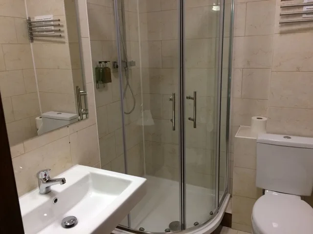 غرفة ديلوكس ثلاثية بسرير مزدوج وسرير فردي، CROSSHILL HOUSE 2/3
