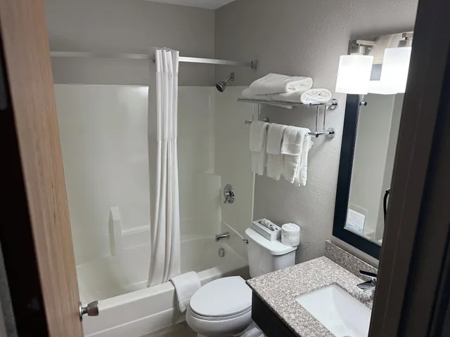 غرفة قياسية بسرير كوين، Days Inn By Wyndham Muncie -Ball State University 5/6