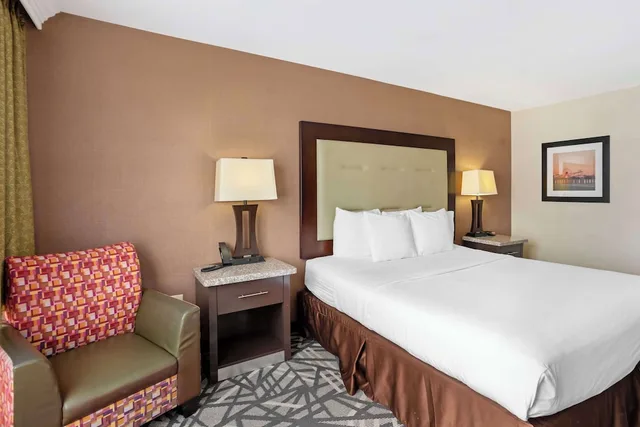 غرفة قياسية بسرير كينج، Best Western Atlantic City Hotel 3/6