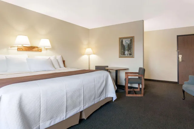 غرفة بسرير كينج لذوي الإعاقة، Days Inn by Wyndham Missoula Airport 2/4