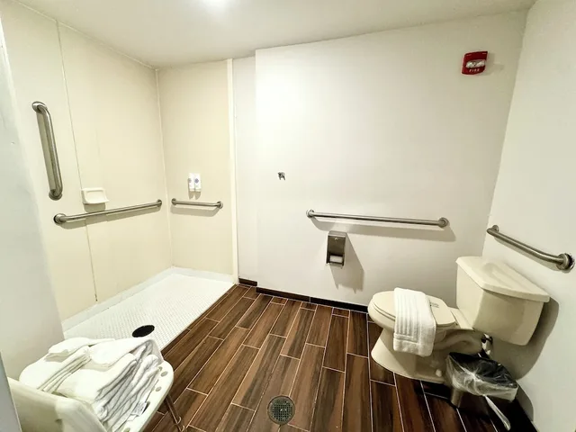 جناح بسرير كوين مع أريكة لذوي الإعاقة، Comfort Suites East Brunswick - South River 7/7