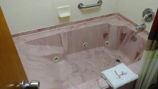 غرفة ديلوكس بسرير كينج بحوض جاكوزي للمدخنين، Red Roof Inn Clarksville 8/8